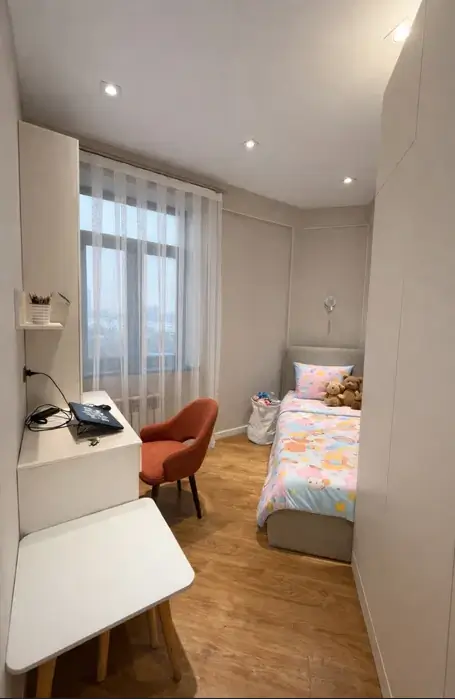 4 xonali kvartira sotiladi − 130 m²