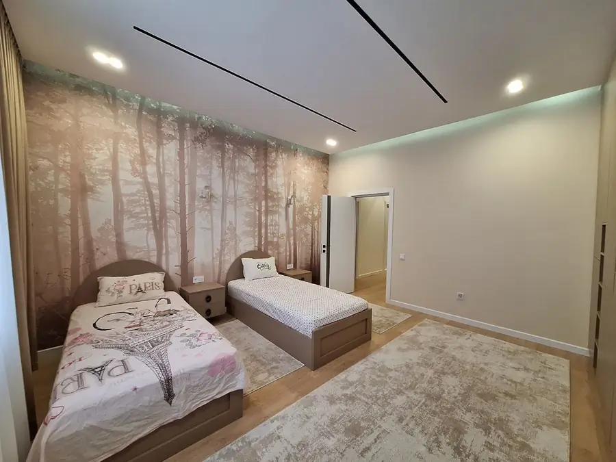 Продается Более 5-комнатная квартира − 175 м²