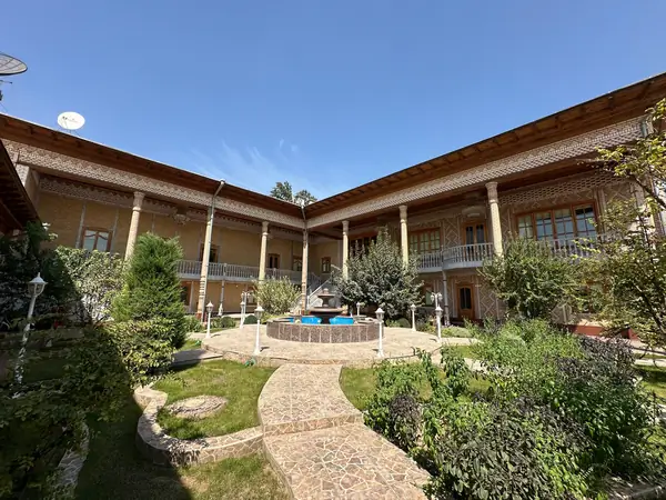 2 qavatli uy − 1200 m², 18 sot. 