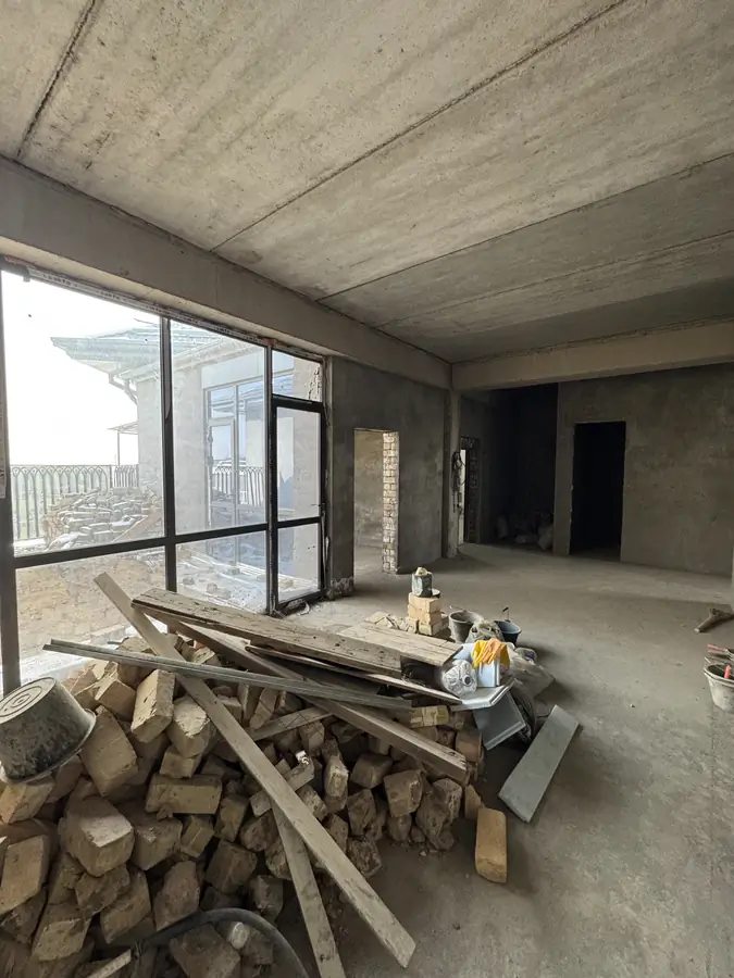 Продается Более 5-комнатная квартира − 157 м²