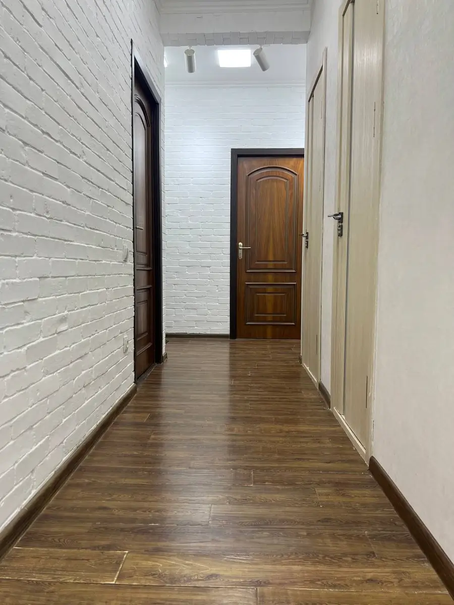 Продается 2-комнатная квартира − 57 м²