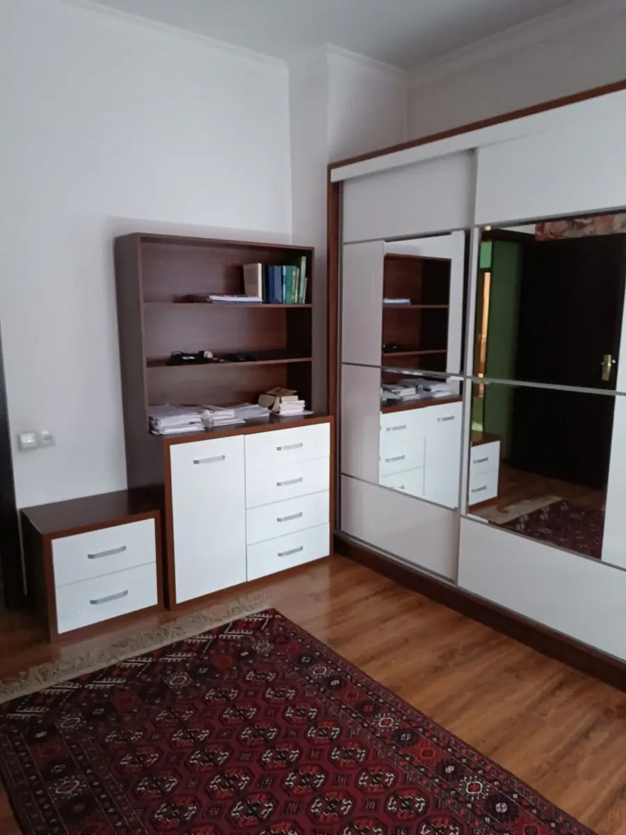 Продается 4-комнатная квартира − 93 м²