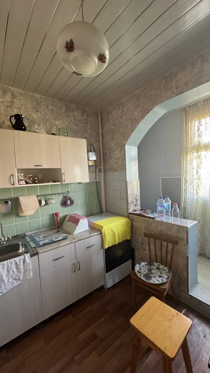 Продается 1-комнатная квартира − 42 м²