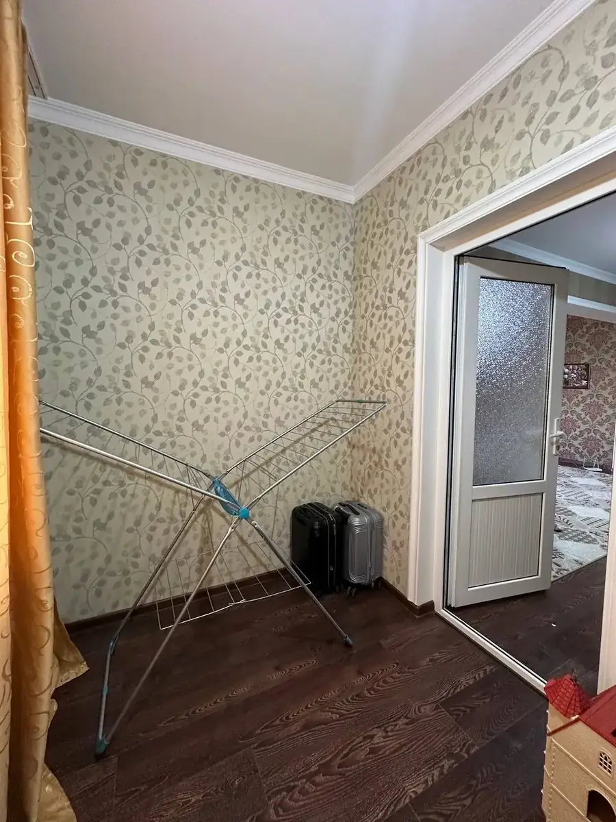 Продается 4-комнатная квартира − 90 м²