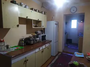 4 xonali kvartira sotiladi − 79 m²