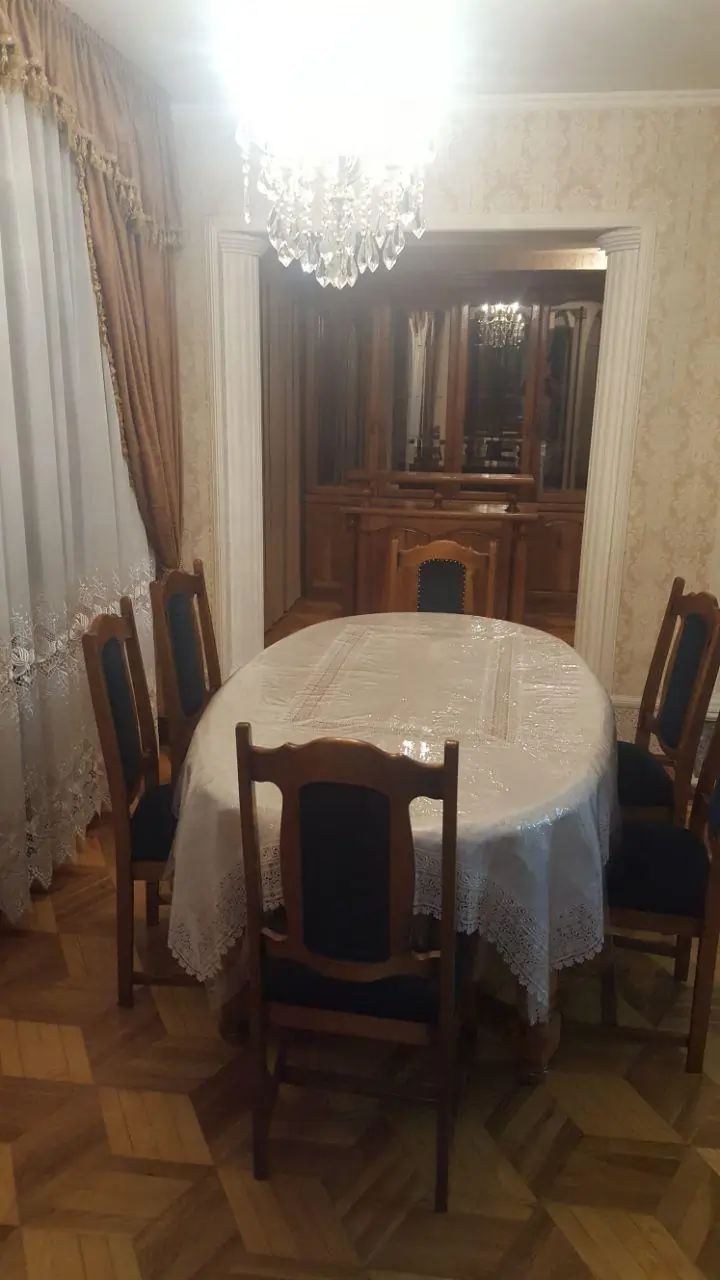4 xonali kvartira sotiladi − 122 m²