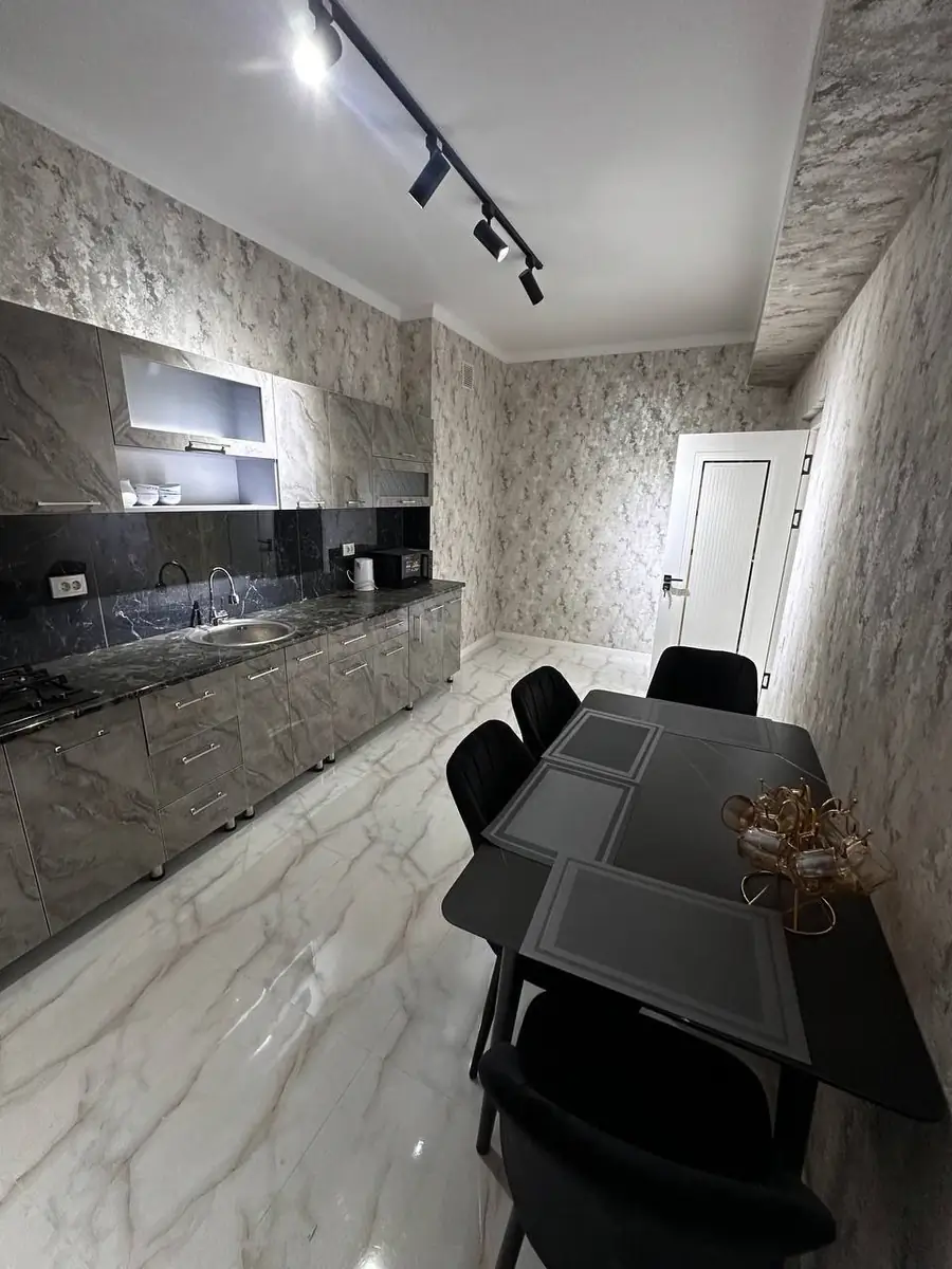 Продается 2-комнатная квартира − 80 м²