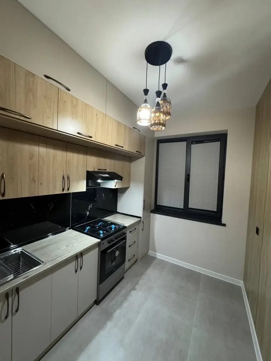 3 xonali kvartira sotiladi − 43 m²