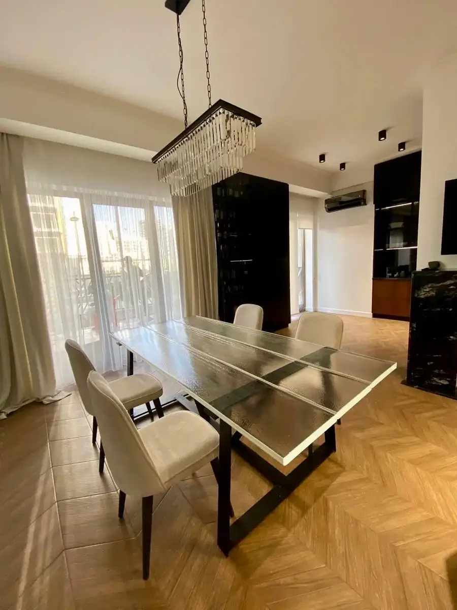 Сдается 3-комнатная квартира − 122 м²