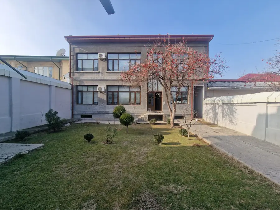 Продается 100% в 3-этажном доме − 930 м²