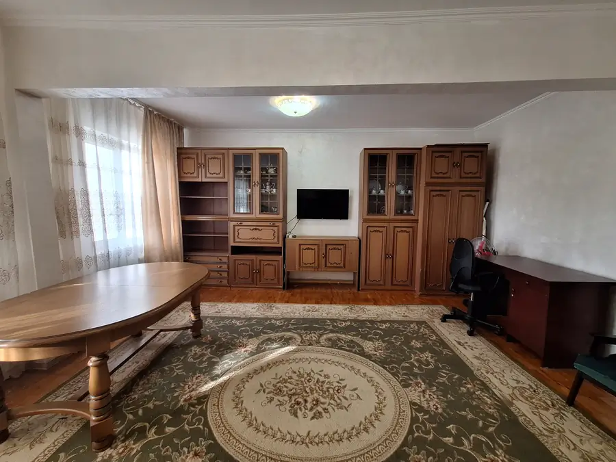 Сдается 3-комнатная квартира − 90 м²