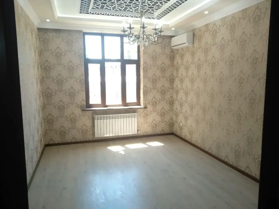 Продается Более 5-комнатная квартира − 200 м²