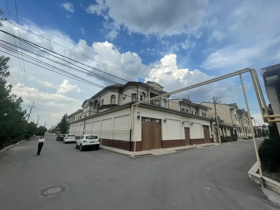 Сдается 4-этажный дом − 1000 м²