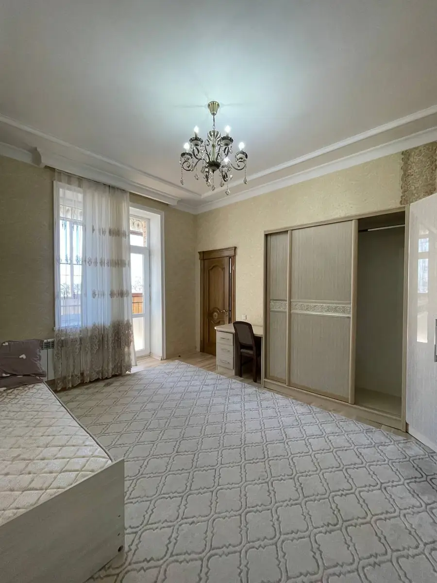 Продается Более 5-комнатная квартира − 171 м²