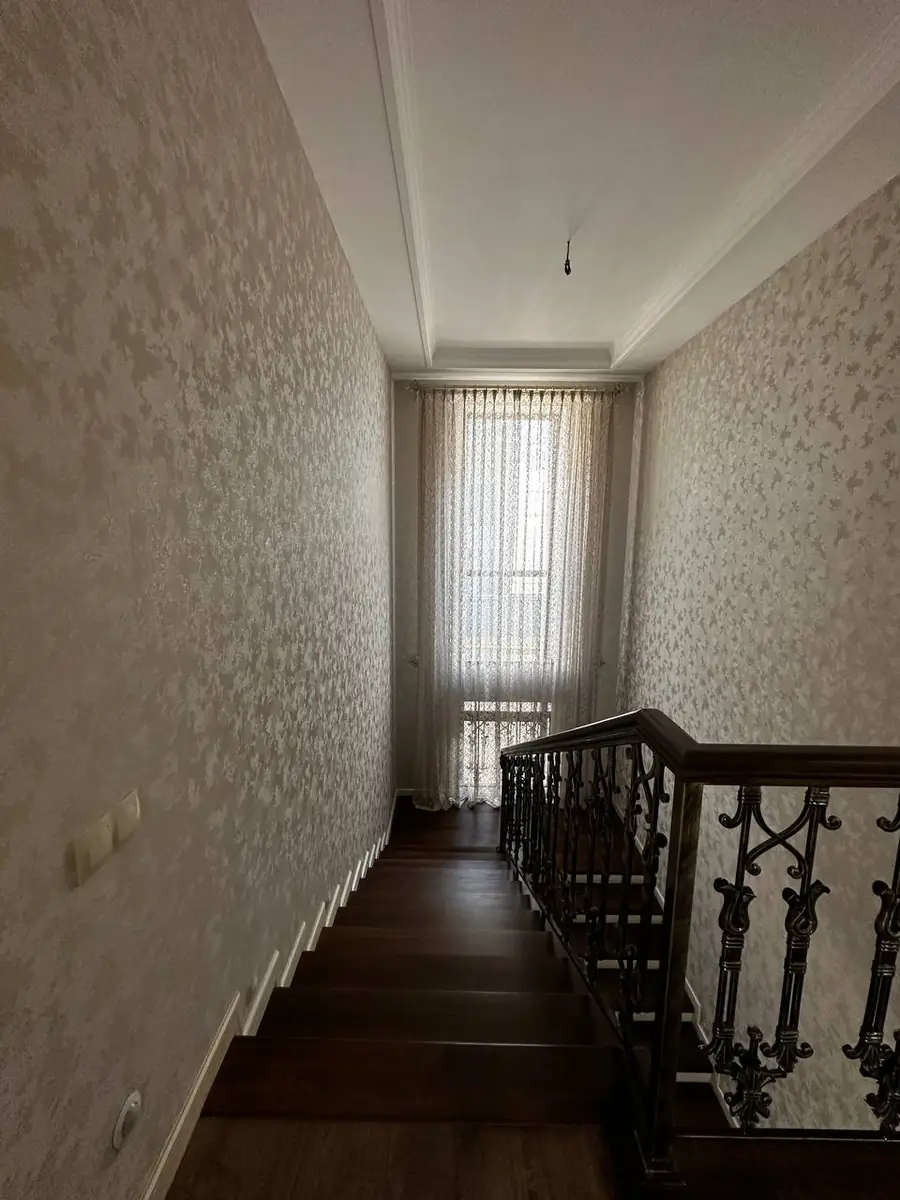 3 qavatli uy sotiladi − 450 m²