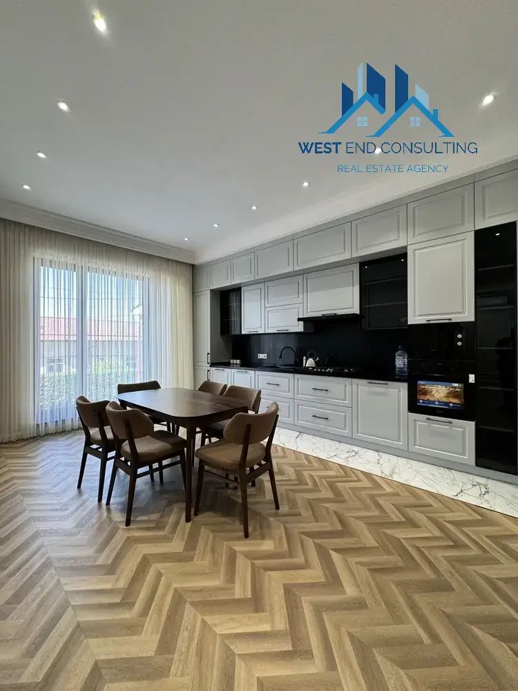 Ijaraga 3 qavatli uy − 470 m²