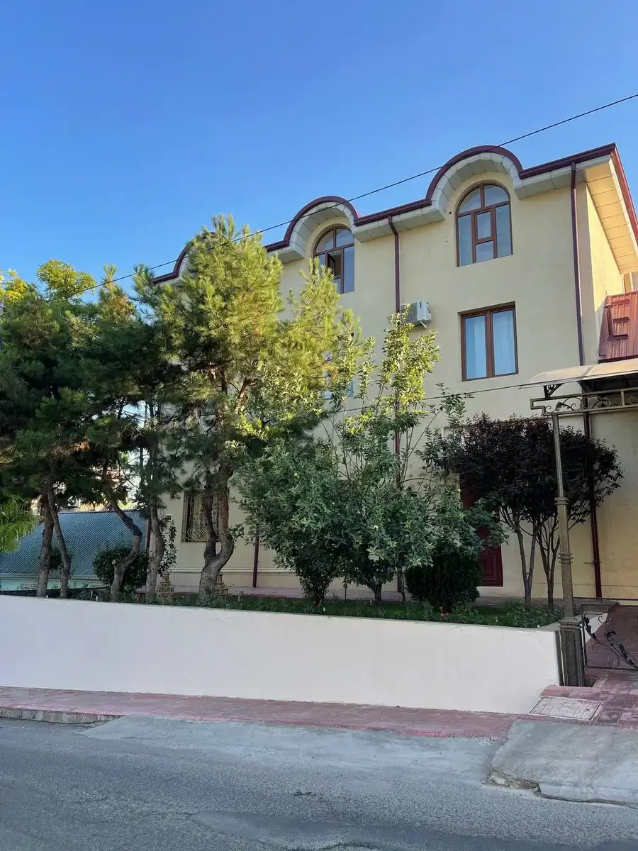 Ijaraga 3 qavatli uy − 450 m²