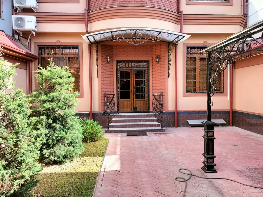 Ijaraga 2 qavatli uy − 200 m²