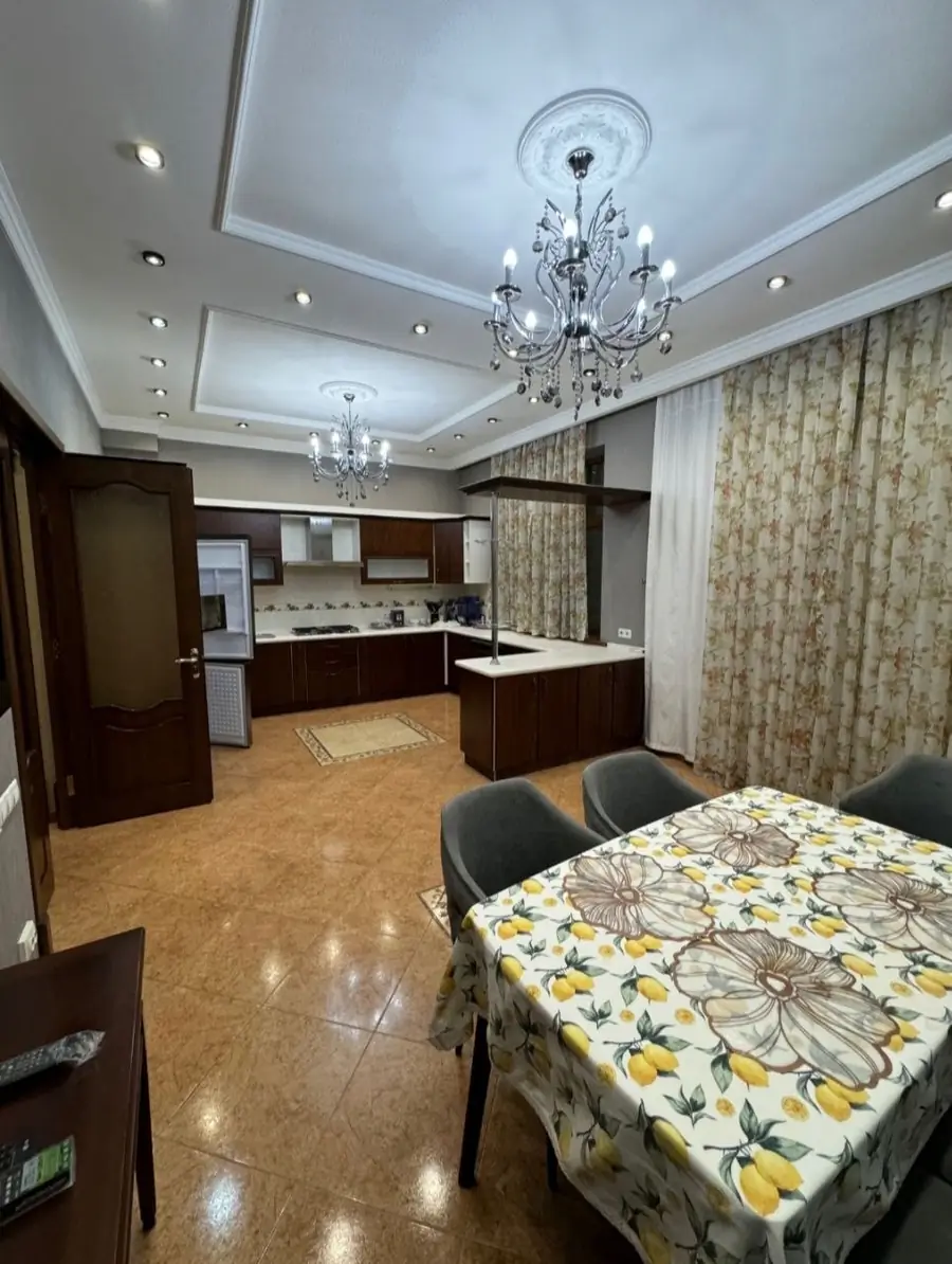 Ijaraga 4 xonali kvartira − 190 m²