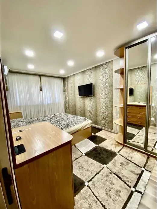 4 xonali kvartira sotiladi − 100 m²