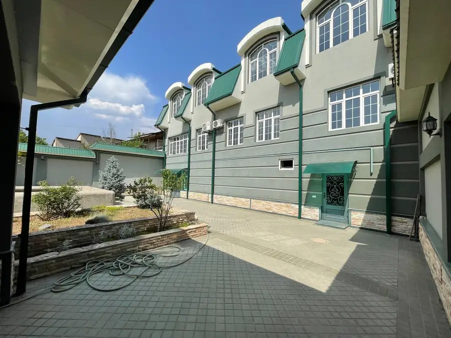 3 qavatli uy sotiladi − 400 m²