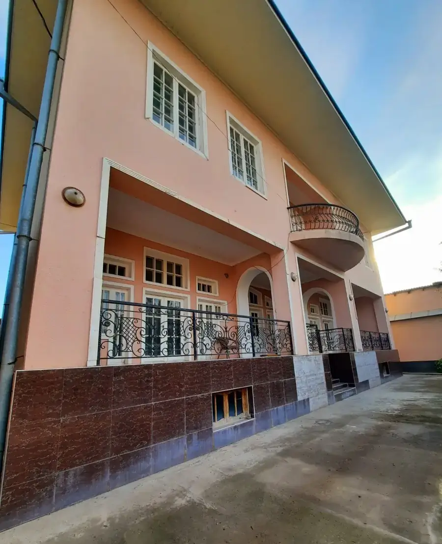 3 qavatli uy sotiladi − 600 m²