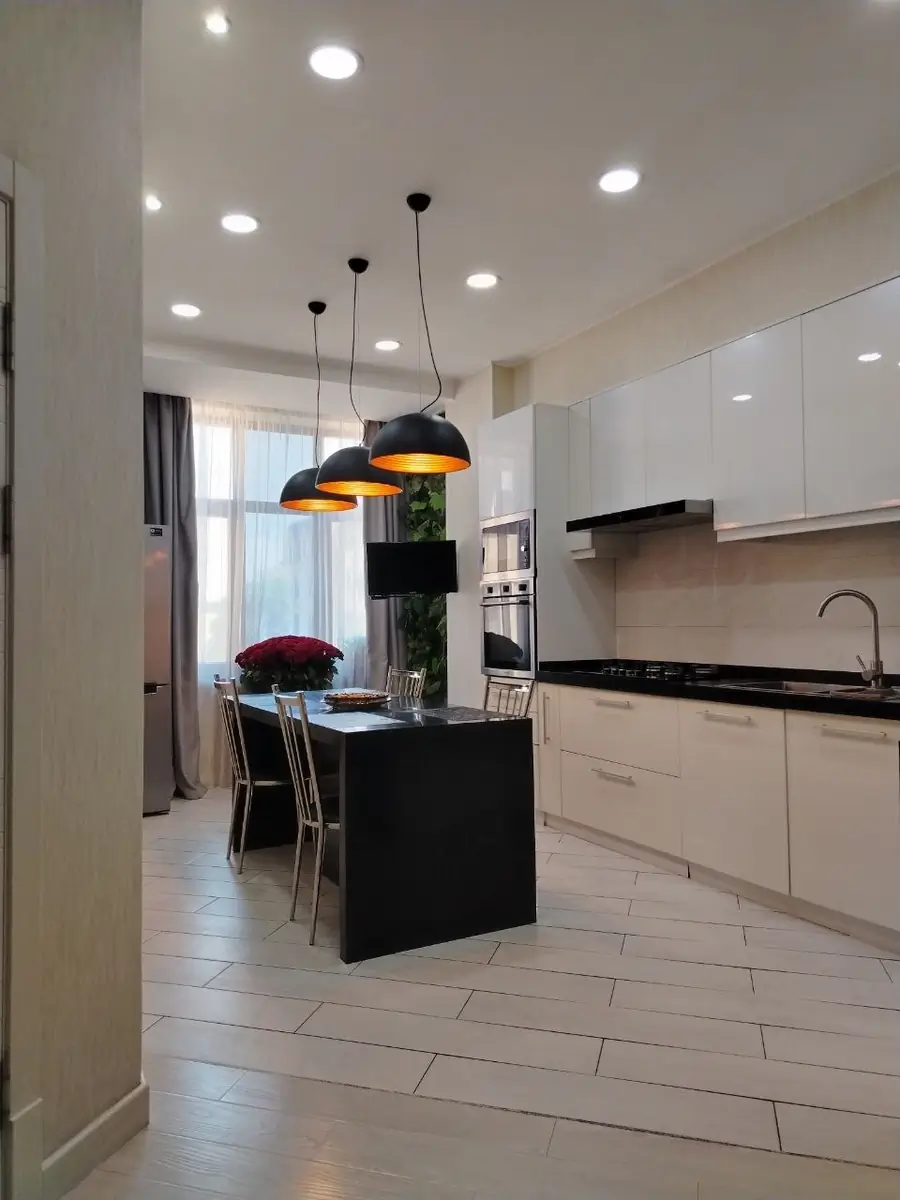 Продается 4-комнатная квартира − 107 м²