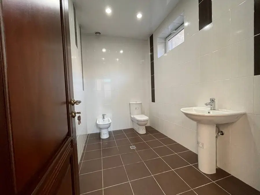 3 qavatli uy sotiladi − 400 m²