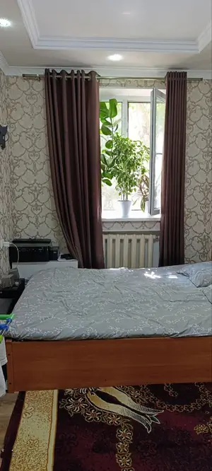 3 xonali kvartira sotiladi − 50 m²