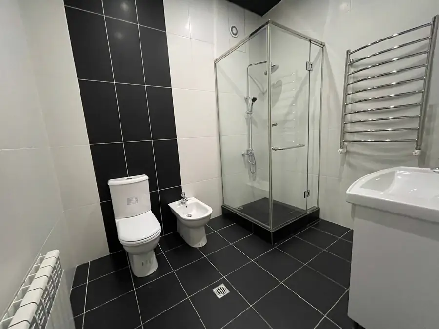 3 qavatli uy sotiladi − 400 m²