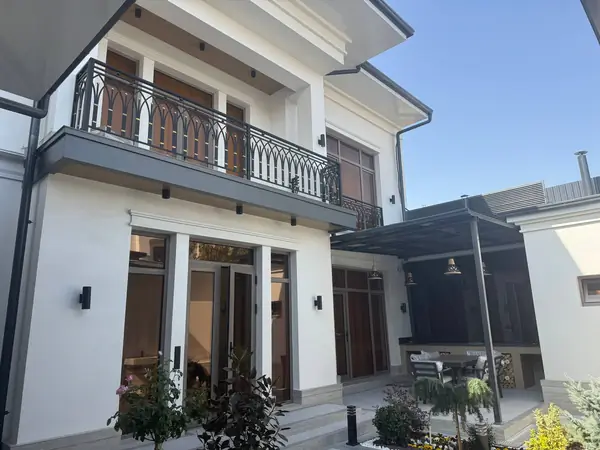 2 qavatli uy − 380 m², 3 sot. 