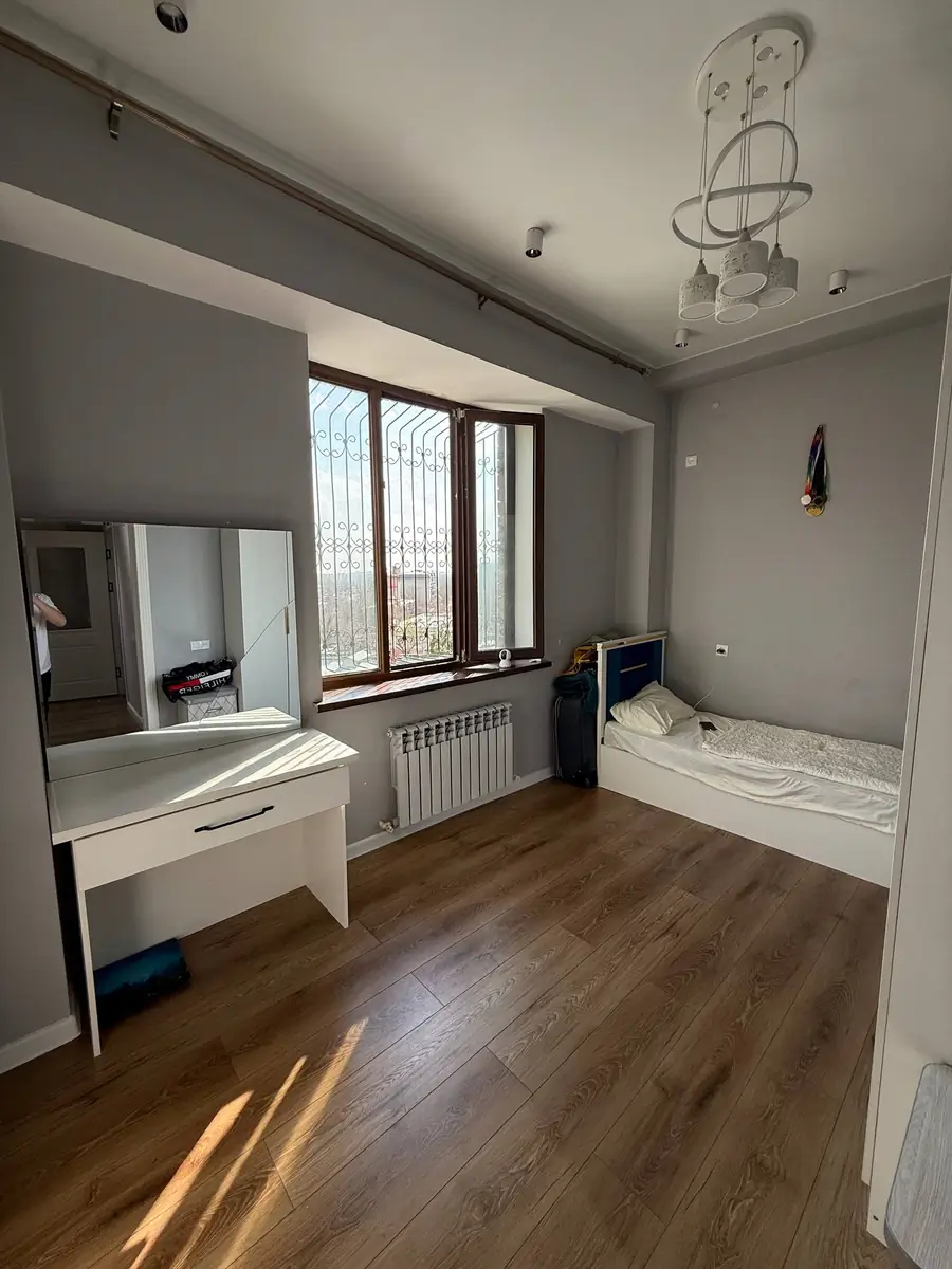 Продается 4-комнатная квартира − 106 м²