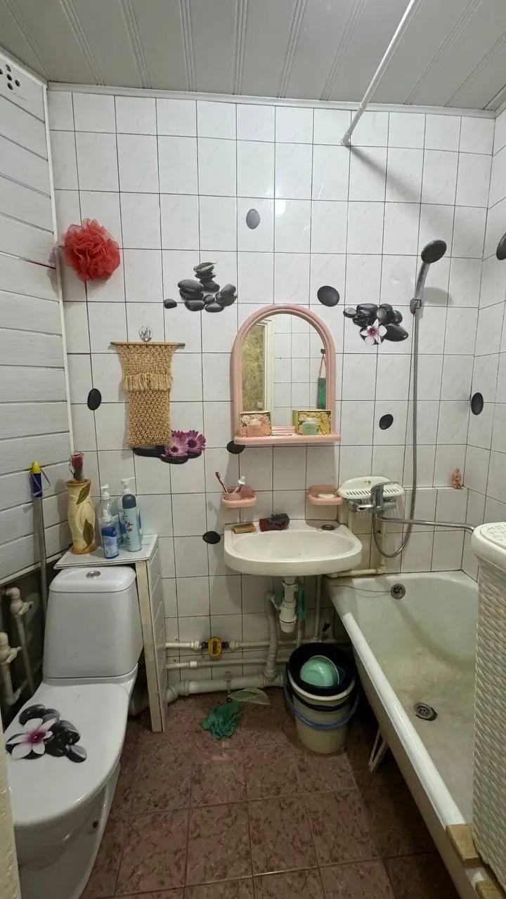 Продается 1-комнатная квартира − 42 м²