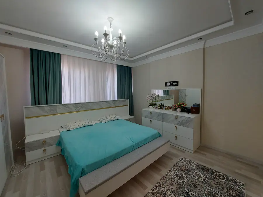 Продается 4-комнатная квартира − 164 м²