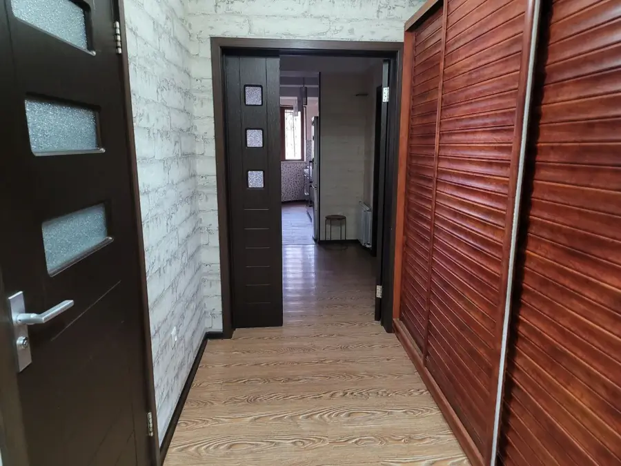 Сдается 4-комнатная квартира − 100 м²