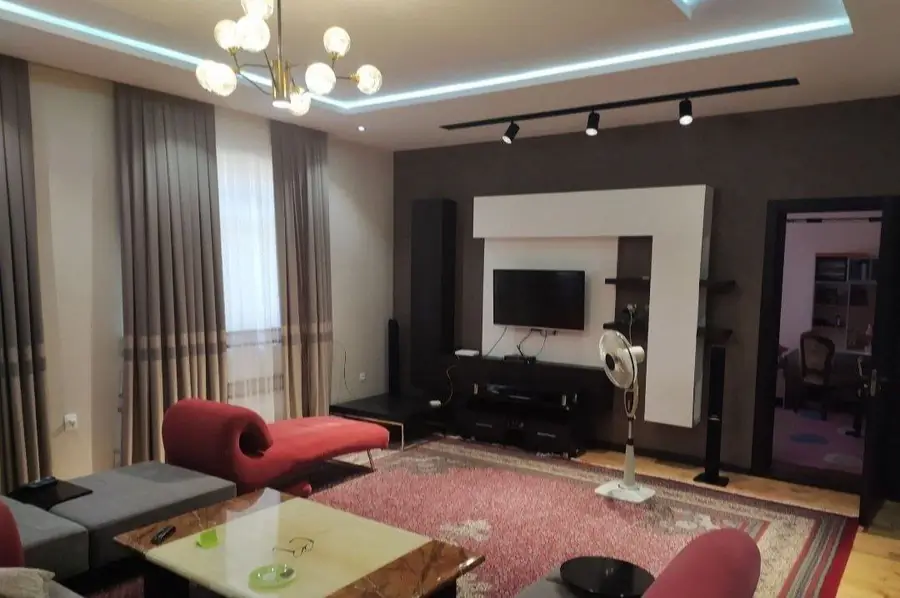 Сдается 2-этажный дом − 400 м²