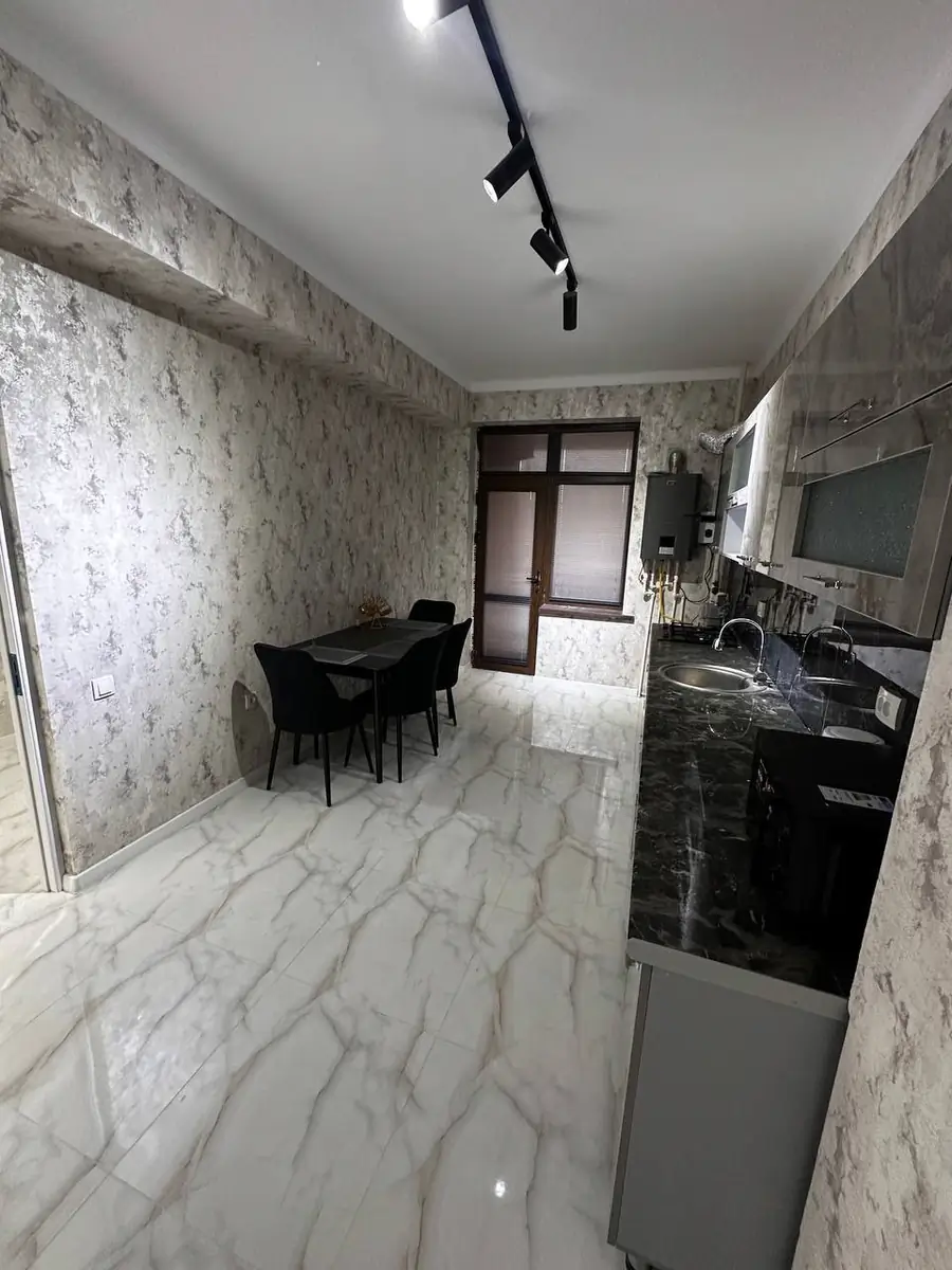 Продается 2-комнатная квартира − 80 м²