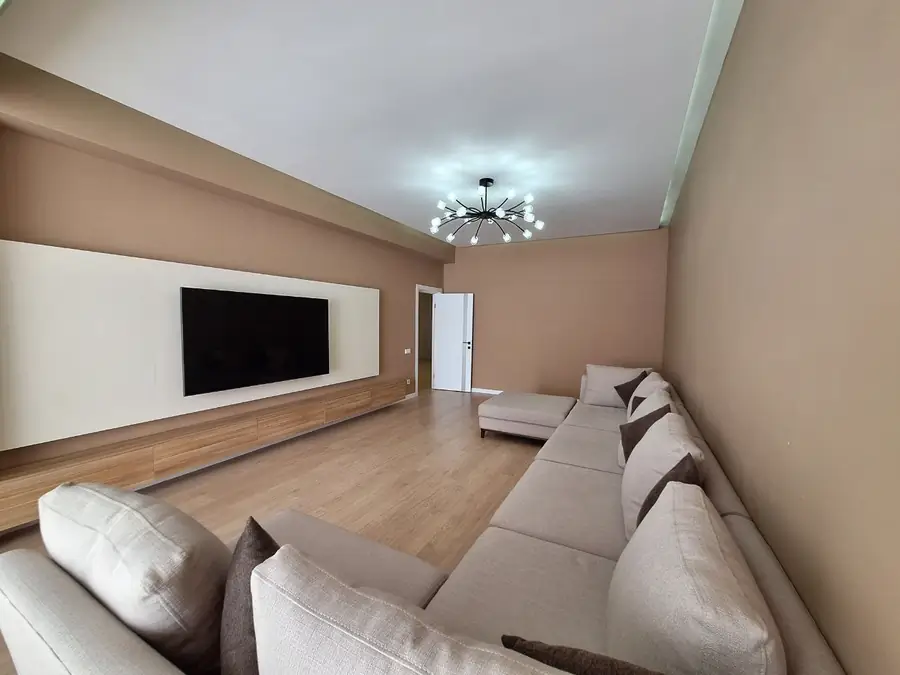 Продается Более 5-комнатная квартира − 175 м²