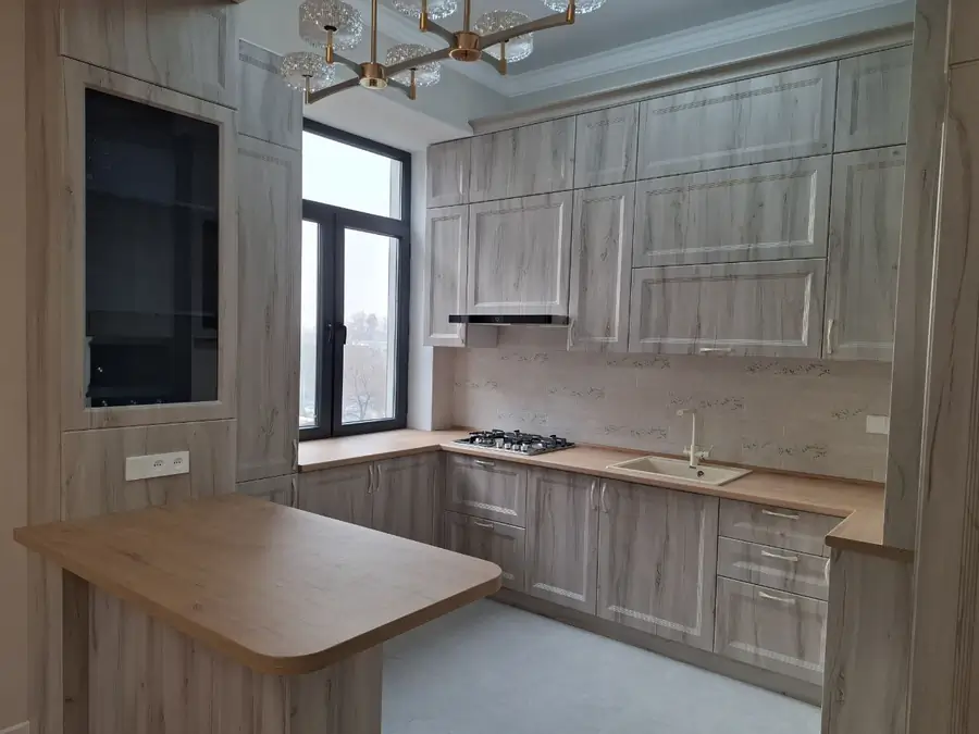 4 xonali kvartira sotiladi − 92 m²