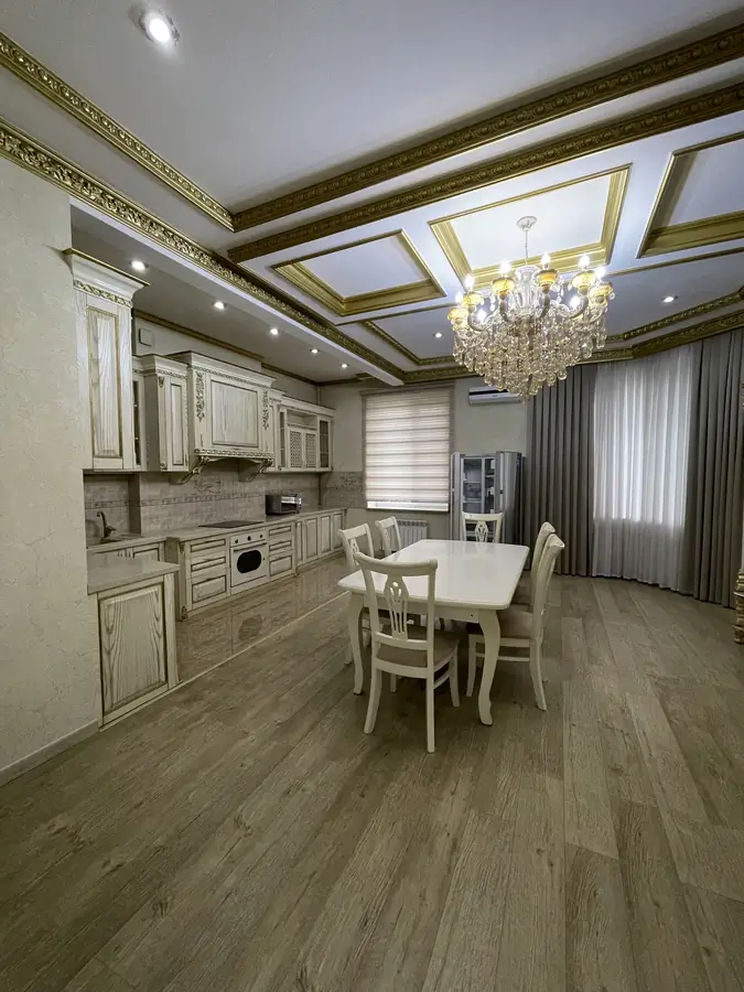 Более 5 xonali kvartira sotiladi − 175 m²