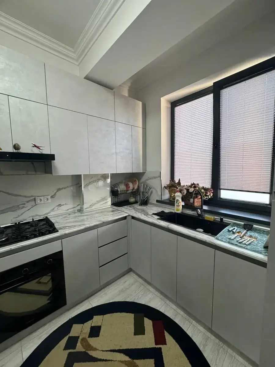 Продается 4-комнатная квартира − 208 м²