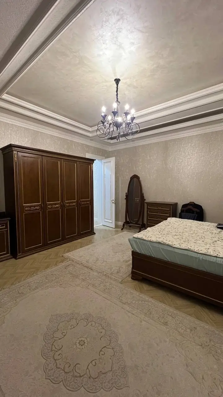 Продается 3-этажный дом − 520 м²