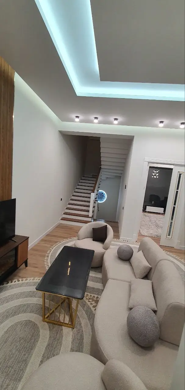 Ijaraga 2 qavatli uy − 200 m²