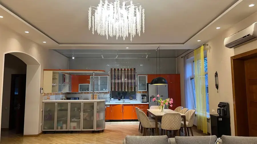 2 qavatli uy sotiladi − 350 m²
