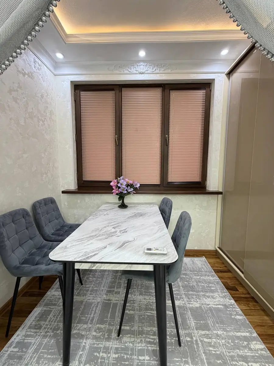 4 xonali kvartira sotiladi − 76 m²