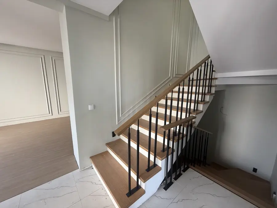 Продается 3-этажный дом − 240 м²