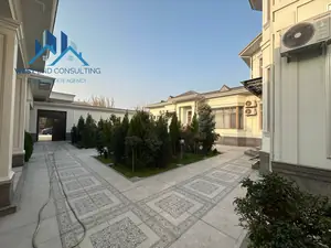 3 qavatli uy − 400 m², 7.3 sot.