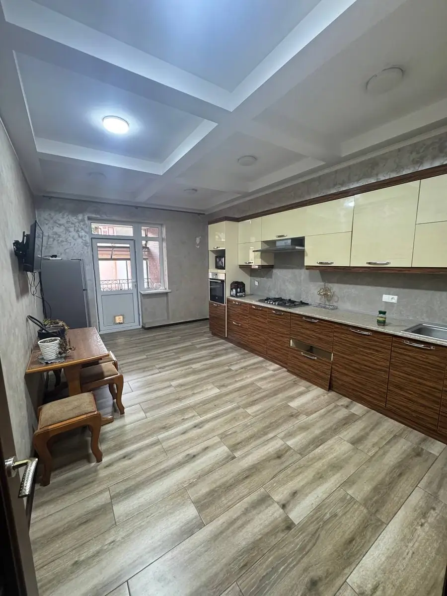 3 qavatli uy sotiladi − 300 m²