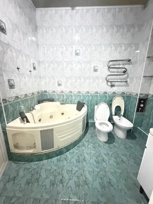 Сдается 3-комнатная квартира − 161 м²