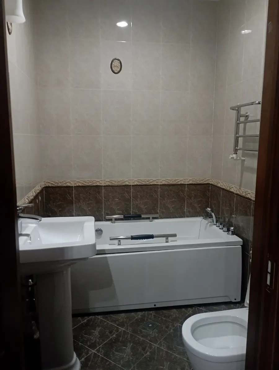 3 qavatli uy sotiladi − 1200 m²